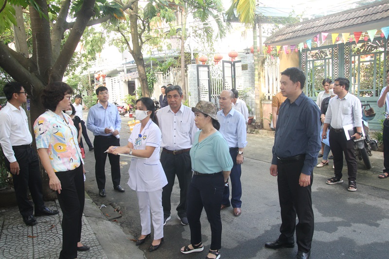 Phó Chủ tịch UBND TP Đà Nẵng Ngô Thị Kim Yến kiểm tra thực tế công tác phòng, chống SXH tại các khu dân cư ở P. Hòa Khê.