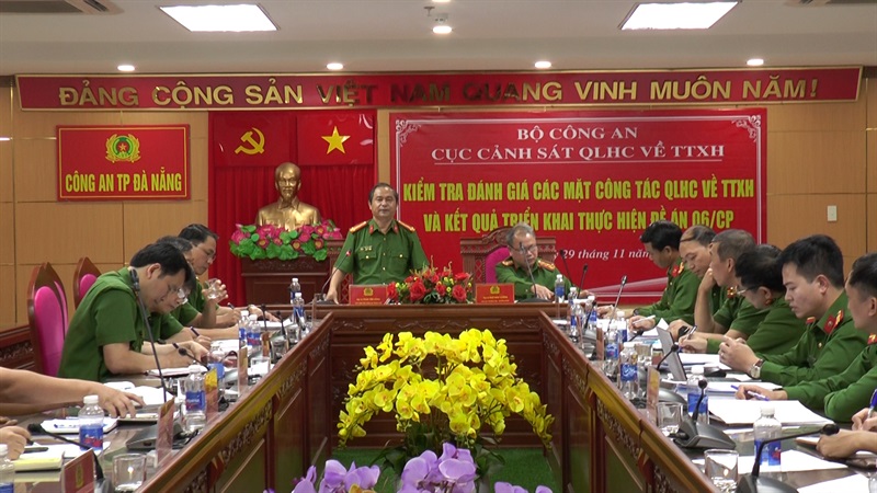 Đại tá Phan Văn Dũng phát biểu tại buổi làm việc với đoàn.