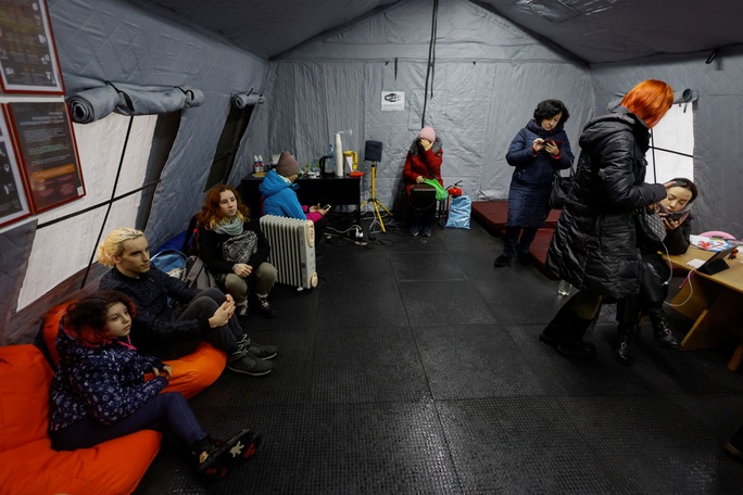 Người dân Ukraine vật lộn với giá rét do thiếu điện và năng lượng sưởi ấm. Ảnh: Reuters