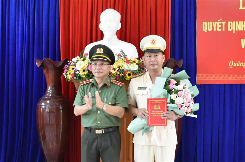 Thiếu tướng Nguyễn Đức Dũng trao quyết định và tặng hoa chúc mừng Thượng tá Huỳnh Tấn Mười.