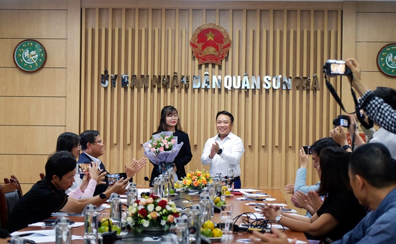 Phó Chủ tịch UBND Q.Sơn Trà Nguyễn Hoàng Việt tặng hoa cho đơn vị tài trợ.