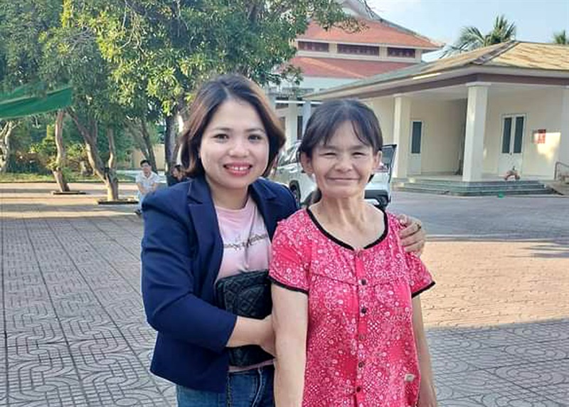 Bà Nguyễn Thị Lô (bìa phải) tìm được người thân sau 39 năm thất lạc.