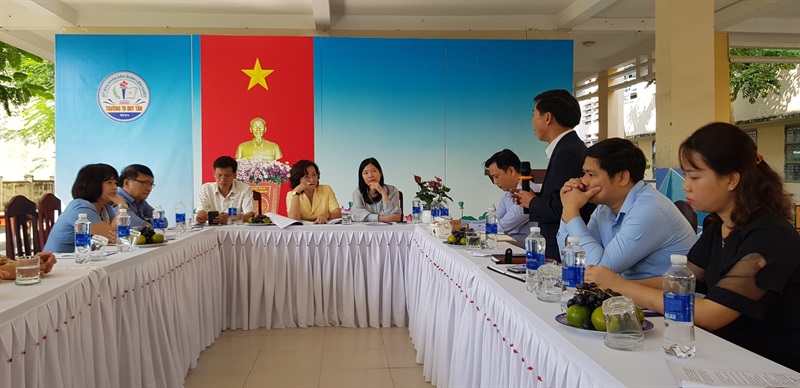 Phó Chủ tịch UBND TP Ngô Thị Kim Yến cùng lãnh đạo ngành GD-ĐT TP lắng nghe đại diện lãnh đạo Trường TH Duy Tân trình bày về những khó khăn mà trường đang phải đối mặt.