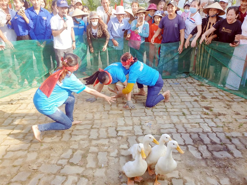 Dân làng Phước Hưng Nam, xã Hòa Nhơn, H. Hòa Vang tham gia trò chơi “bịt mắt, bắt vịt” và chuẩn bị bữa cơm “đoàn kết”.