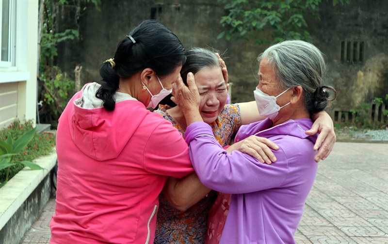 Trung tâm Công tác xã hội tỉnh Nghệ An bàn giao bà Lê Thị Thủy cho gia đình.