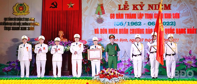 Thừa ủy nhiệm của Chủ tịch nước, Trung tướng Lê Minh Hùng đã trao Huân chương Bảo vệ Tổ quốc hạng Nhất cho Trại giam Kim Sơn.
