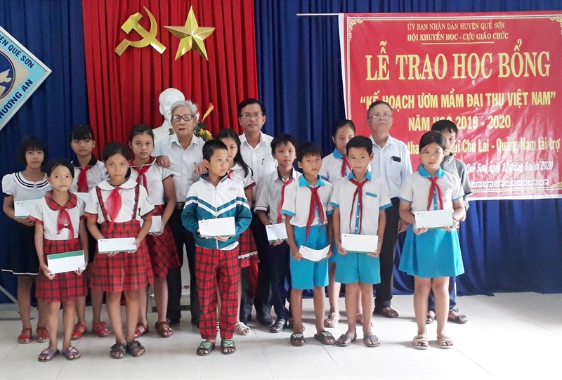 Cụ Trần Ngọc Du (người thứ 4, hàng thứ 2, từ trái sang) trao học bổng cho HS nghèo hiếu học.