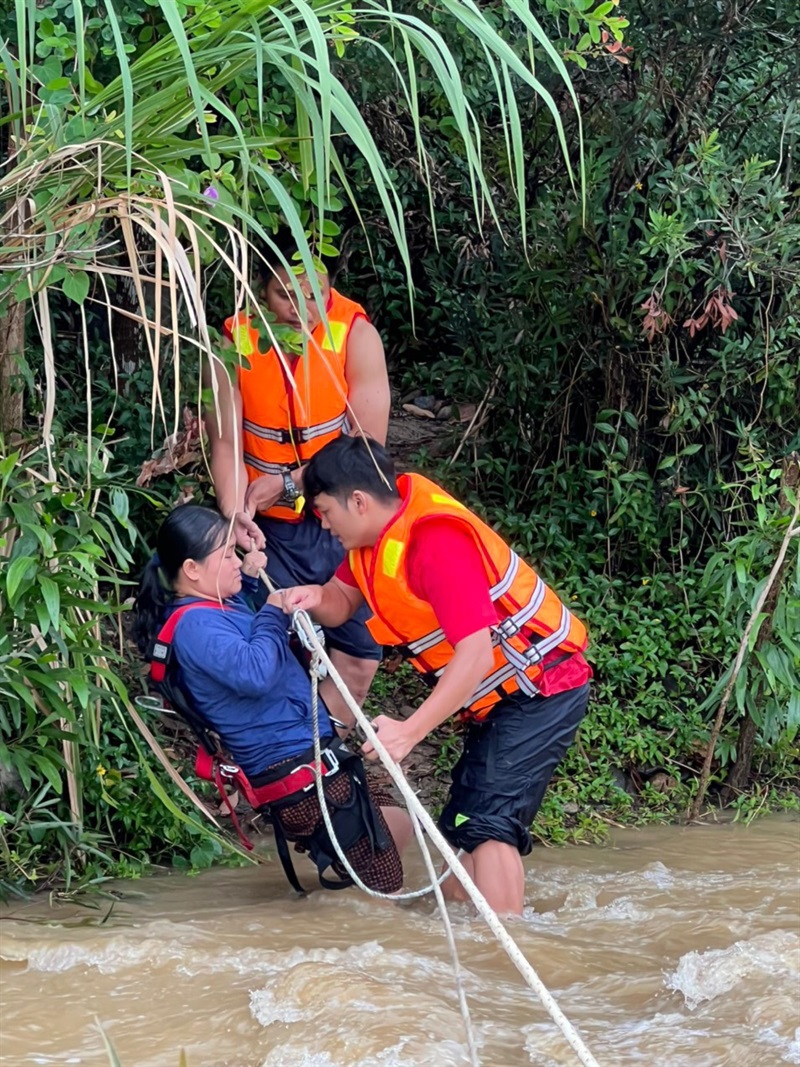Trong đêm tối, các chiến sĩ PCCC-CHCN Công an Hòa Vang đưa 8 người dân, nhiều cụ già, 2 em nhỏ bị sốt ra khỏi vùng ngập lụt an toàn và đi cấp cứu tại bệnh viện.