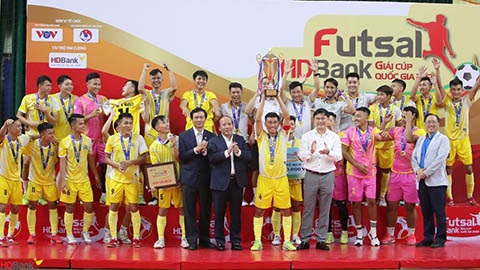 Các thành viên Sài Gòn FC nhận Cúp Vô địch.