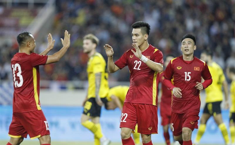 Các cầu thủ Việt Nam ăn mừng bàn thắng gỡ hòa 1-1.