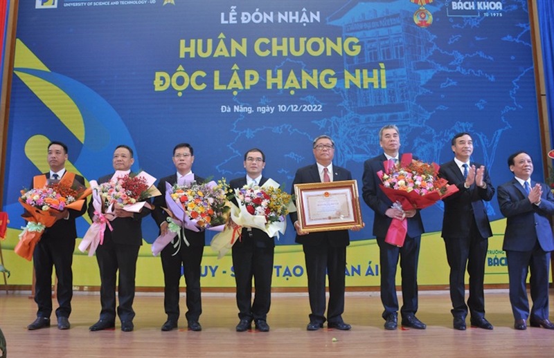 Tập thể Trường ĐHBK đón nhận Huân chương Độc lập hạng Nhì của Chủ tịch nước trao tặng