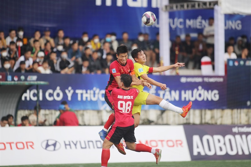 Anh Quyên (áo sẫm) vô địch Giải Bóng đá 7 người quốc gia 2022 khu vực miền Trung.