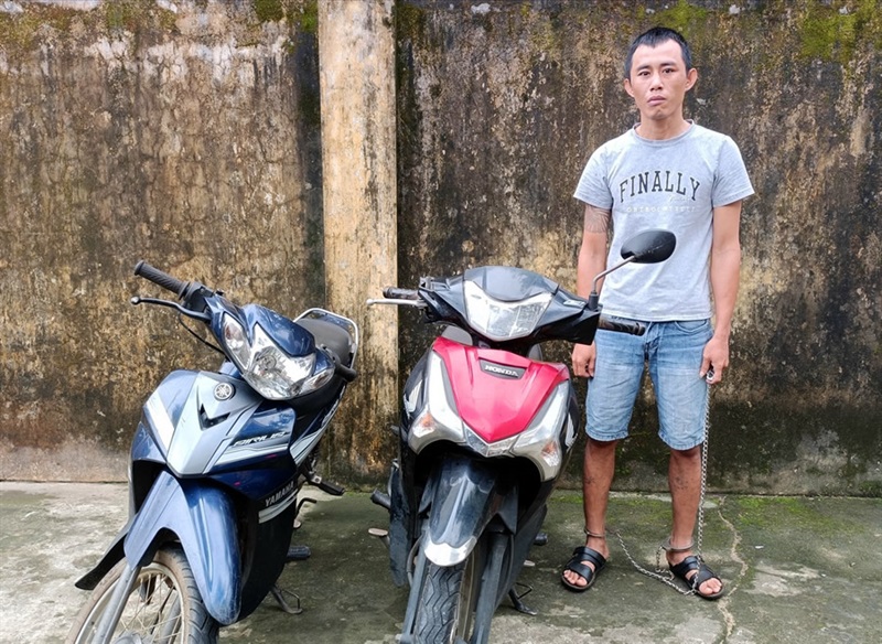 Huỳnh Trường Nhựt cùng tang vật vụ trộm.