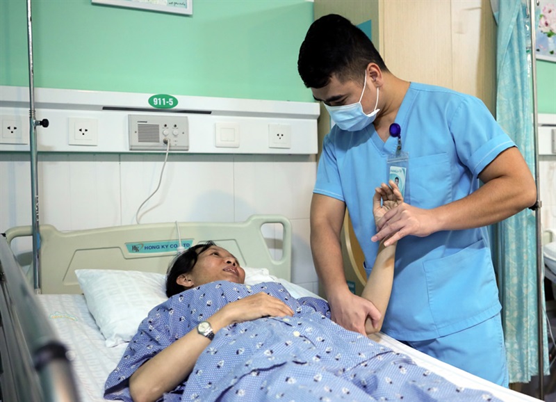 Bác sỹ Huỳnh Đắc Anh đang kiểm tra vận động cho anh K trước khi xuất viện