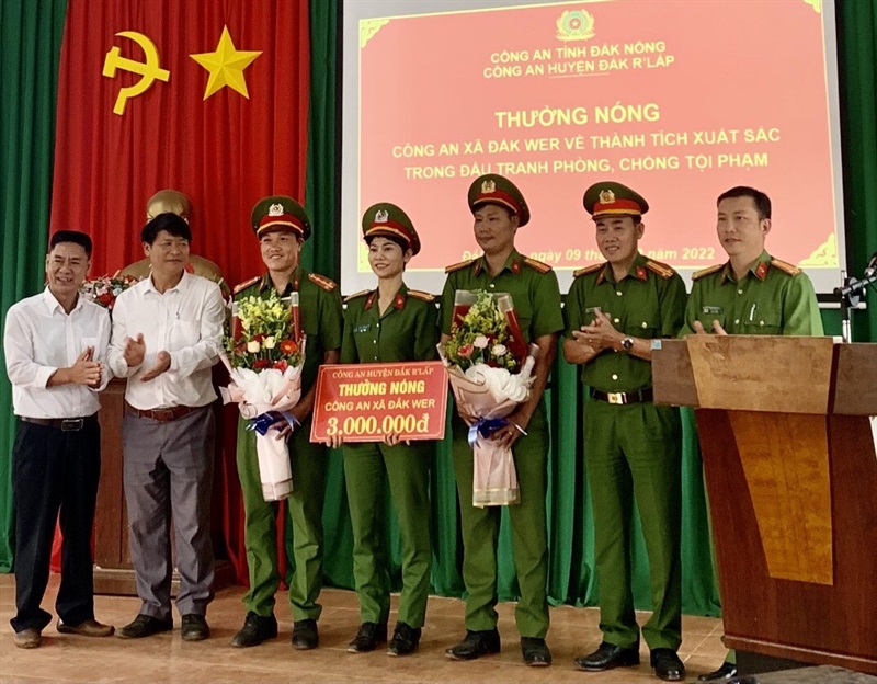 Lãnh đạo Công an huyện Đắk R’lấp trao thưởng cho Công an xã Đắk Wer về thành tích xuất sắc trong đấu tranh, phòng chống tội pham