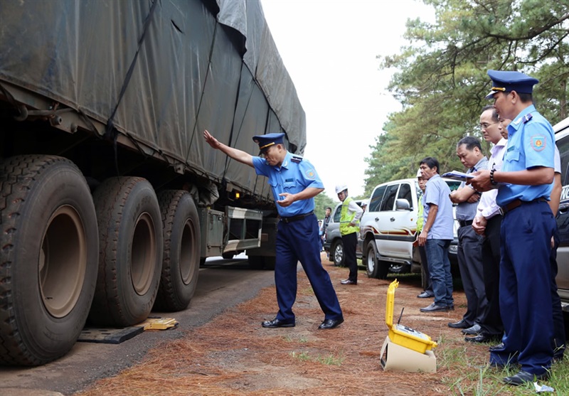 Thanh tra Sở GTVT TP Đà Nẵng kiểm tra tải trọng của 1 xe tải lưu thông trên địa bàn TP.