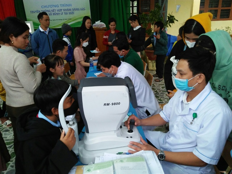 Dự án “Ánh sáng hy vọng” khám sàng lọc mắt cho học sinh vùng cao Tây Giang, tỉnh Quảng Nam.