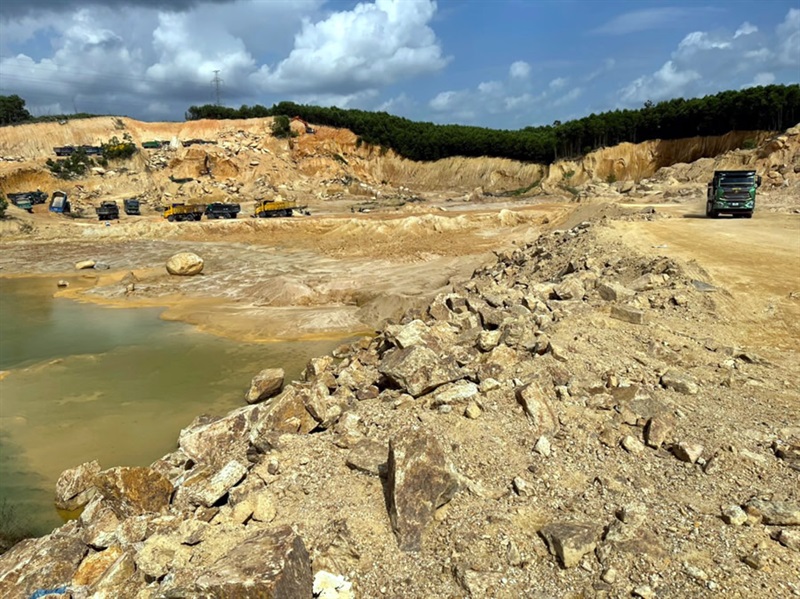 Nhiều đơn vị trên địa bàn Quảng Nam khai thác đất, đá xong chưa chịu phục hồi, hoàn thổ, cải tạo môi trường.