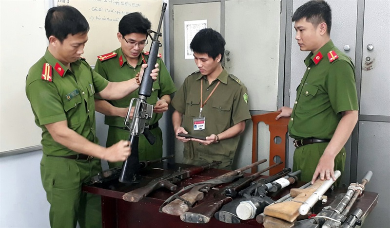 Công an huyện Hòa Vang (TP Đà Nẵng) thu hồi vũ khí, vật liệu nổ, công cụ hỗ trợ do người dân giao nộp.