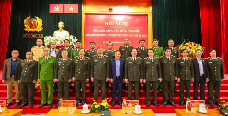 Bộ trưởng Tô Lâm trao giải A Giải Búa Liềm Vàng trong CAND năm 2022 cho các tác giả, đại diện nhóm tác giả.