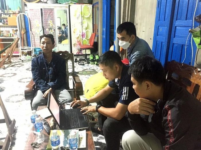 Cảnh sát hình sự Công an Bình Thuận triệt phá đường dây cá độ bóng đá 220 tỉ đồng. Ảnh: CA