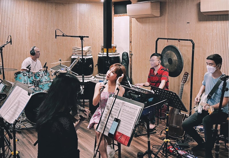 Ca sĩ Uyên Linh đang tập cùng ban nhạc để cùng Diva Trần Thu Hà tái ngộ khán giả Đà Nẵng.