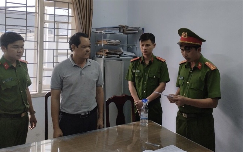 Cơ quan Cảnh sát điều tra Công an tỉnh Đắk Nông thực hiện lệnh bắt tạm giam đối với Phạm Văn Cửu.