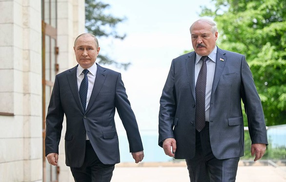 Tổng thống Nga Vladimir Putin (trái) và Tổng thống Belarus Alexander Lukashenko. Ảnh: TASS