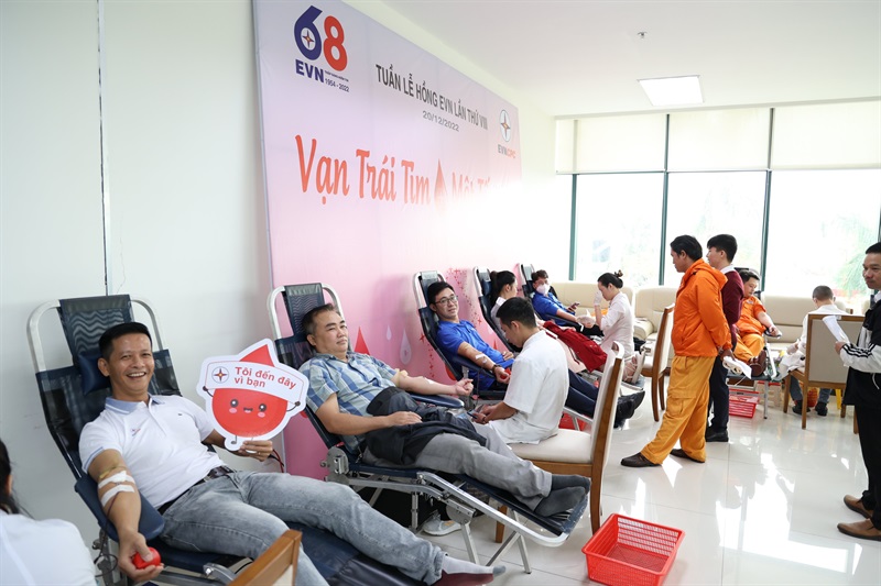Cán bộ, công nhân viên EVNCPC tham gia hiến máu.
