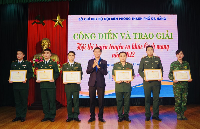 Phó Bí thư Thành đoàn Đà Nẵng Nguyễn Bá Duân (giữa) trao giải cho các cá nhân.