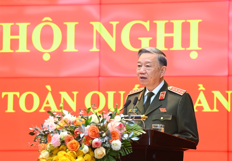 Lãnh đạo Bộ Công an tặng cờ thi đua của Bộ trưởng Bộ Công an cho Công an TP Đà Nẵng.