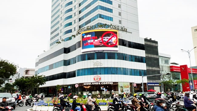 Tuyên truyền pháp luật về ATGT trên bảng tuyên truyền bằng LED trên đường Hoàng Diệu (TP Đà Nẵng).