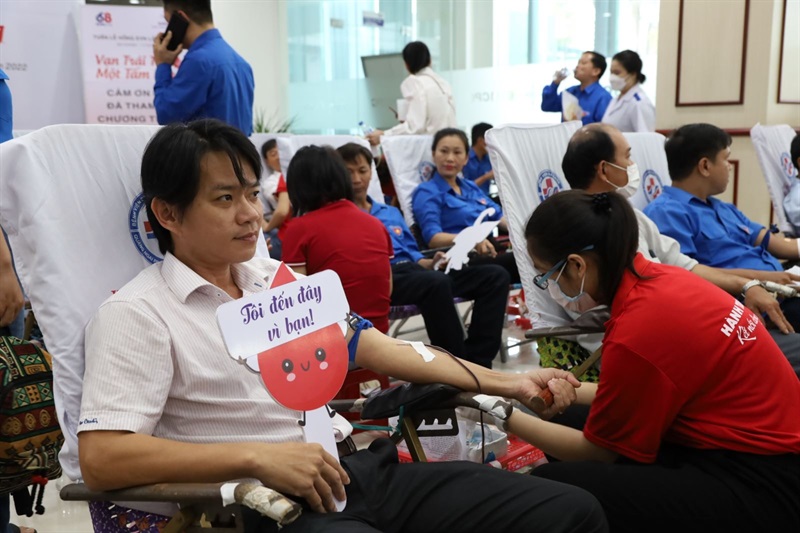 Khen thưởng cho các cá nhân đã có thành tích xuất sắc trong công tác hiến máu