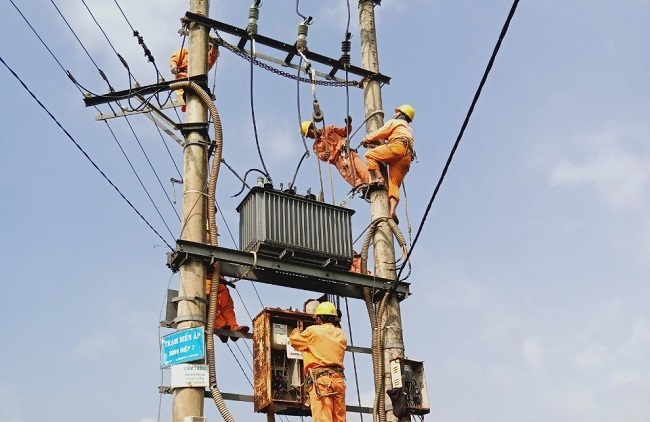 Điện lực Bình Sơn khẩn trương cải tạo lưới điện sau khi tiếp nhận để đảm bảo cấp điện cho khách hàng