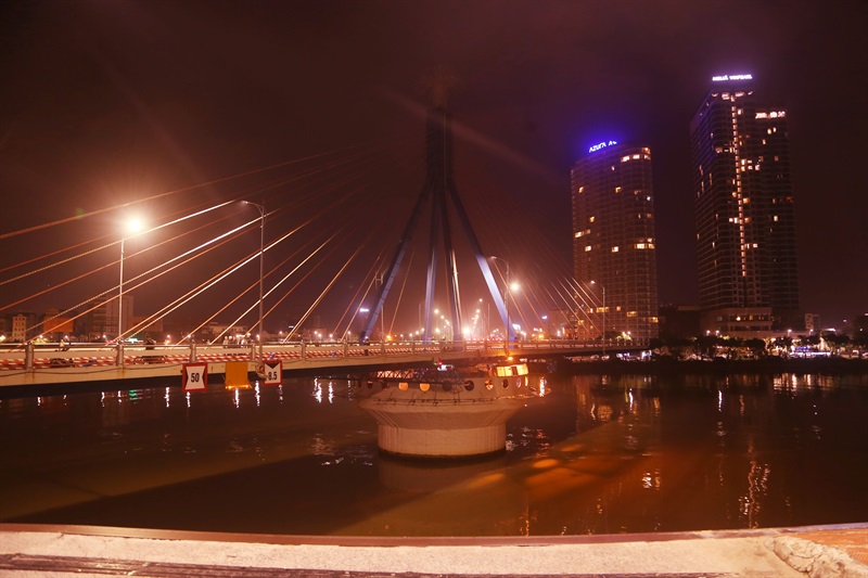 Cầu Sông Hàn về đêm trở thành một biểu tượng kiến trúc, thu hút sự chu ý của khách du lịch