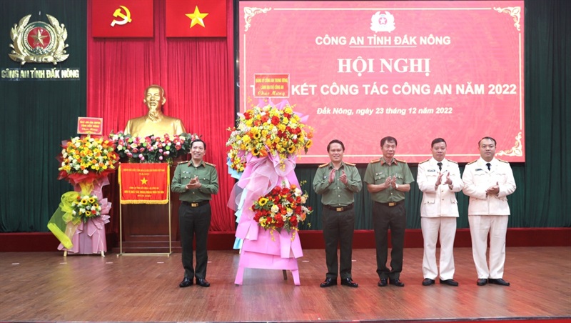Trung tá Nguyễn Hữu Đức, Phó Giám đốc Công an tỉnh trao danh hiệu Đơn vị Quyết thắng cho các đơn vị trực thuộc cơ sở