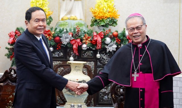 Phó Chủ tịch Thường trực Quốc hội Trần Thanh Mẫn chúc mừng Tổng Giám mục Nguyễn Chí Linh, Tổng Giám mục Tổng Giáo phận Huế.