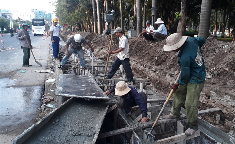Công nhân thi công chỉnh trang hạ tầng giao thông phục vụ Tết Quý Mão trên địa bàn TP Đà Nẵng.