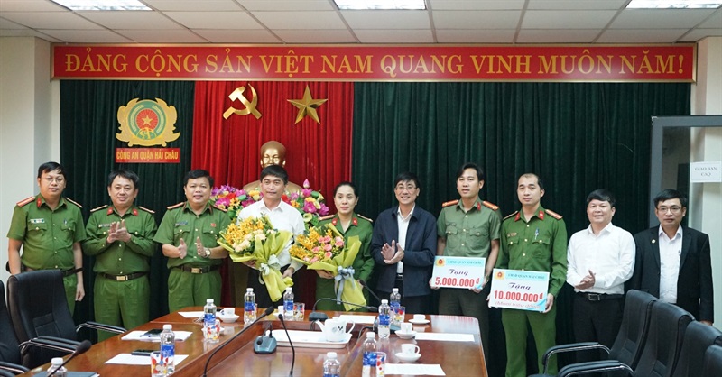 Nguyễn Thiện Lâm và tang vật hơn 4.000 viên ma túy tổng hợp Công an thu giữ được.