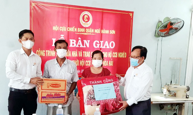 Vợ chồng CCB Nguyễn Văn Thời (phường Hòa Hải) bên chiếc máy may do Hội CCB P. Hòa Hải hỗ trợ.