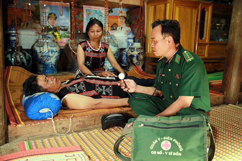 Đại úy quân y Phạm Văn Hiệp thường xuyên đến từng bản làng để phun thuốc phòng dịch bệnh cho nhân dân.