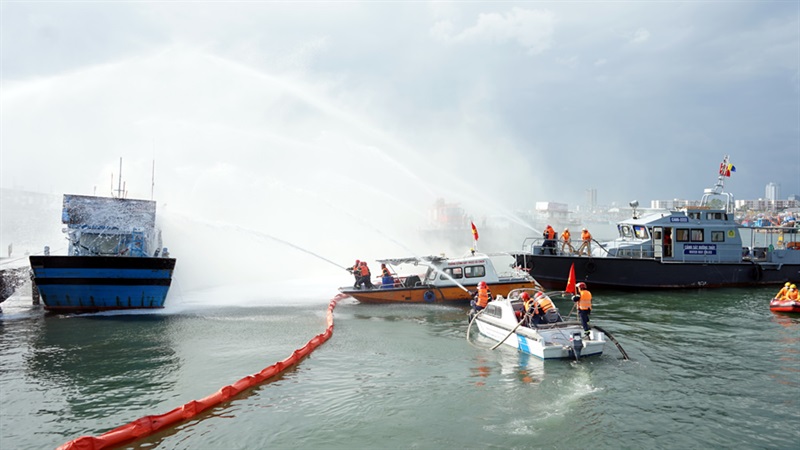 Huy động nhiều lực lượng, phương tiện tham gia thực tập tại Âu thuyền và Cảnhg cá Thọ Quang.