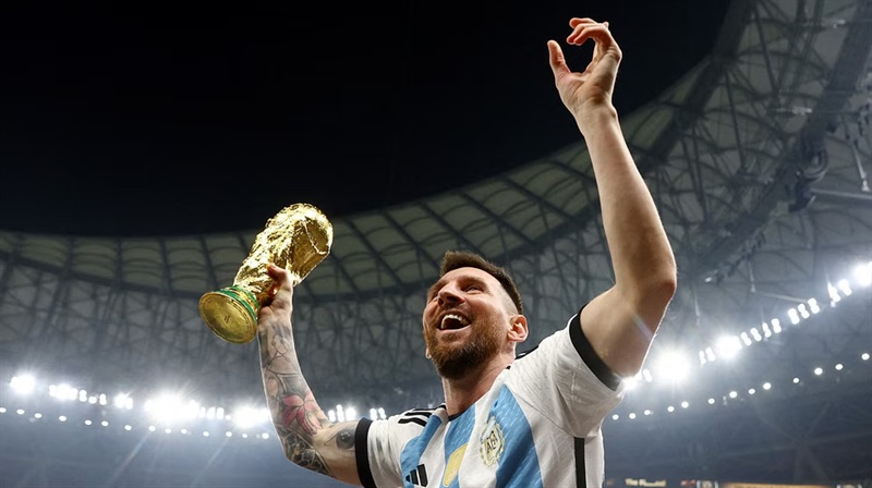 Hình ảnh của Messi - cầu thủ bóng đá tài năng nhất thế giới, với kỹ năng bóng đá vô tiền khoáng hậu sẽ khiến người xem phấn khích và cảm thấy thán phục. Hãy thưởng thức những hình ảnh đẹp của Messi khi anh chơi bóng!