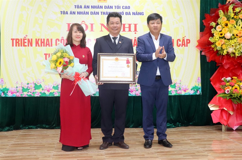 Thừa ủy quyền của Chủ tịch nước, Phó Bí thư Thường trực Thành ủy Lương Nguyễn Minh Triết (ngoài cùng bên phải) trao tặng Huân chương Lao động hạng Ba cho TAND quận Liên Chiểu.