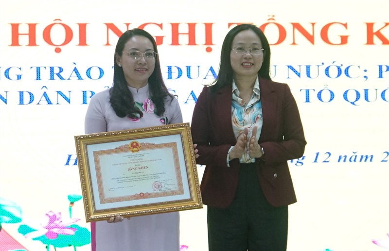 Thừa ủy quyền của Thủ tướng Chính Phủ, bà Phan Thị Thắng Lợi – Phó Chủ tịch UBND Q. Hải Châu tặng Bằng khen của Thủ tướng cho bà Lê Thị Thuận.