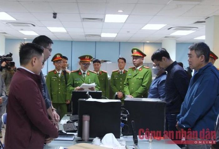 Lực lượng kỹ thuật nghiệp vụ của Bộ kiểm tra dữ liệu điện tử trong các máy tính tại Phòng Đăng kiểm xe cơ giới.