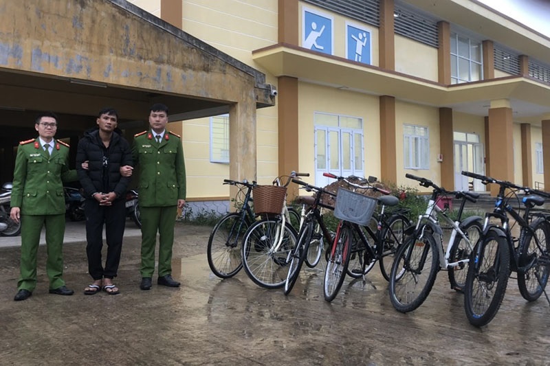 Cơ quan Công an bắt giữ đối tượng Dũng, thu hồi 6 xe đạp tang vật trộm cắp.