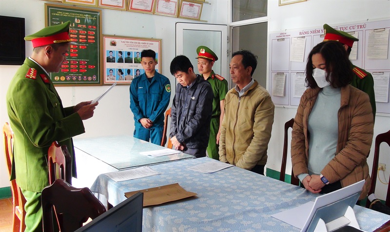 Cơ quan CSĐT Công an tỉnh Quảng Nam thực hiện lệnh bắt tạm giam đối với Nguyễn Minh Ngọc.