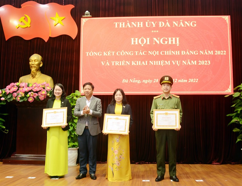 Các cá nhân được trao tặng Kỷ niệm chương của Ban Nội chính Trung ương.