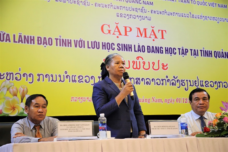 Các em lưu HS Lào bày tỏ ý kiến, đề xuất tại buổi gặp mặt, đối thoại.